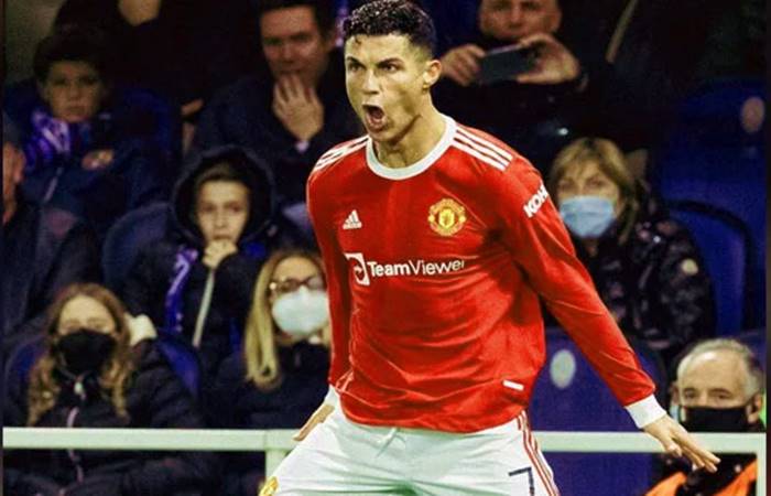 Cristiano Ronaldo in Manchester United celebrating a goal with siu