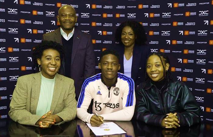 Kobbie Mainoo and family while signing contract with Manchester United