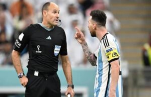 Lionel Messi Clashes with Referee Anderson Daronco After Argentina's 2-1 Loss (Video)