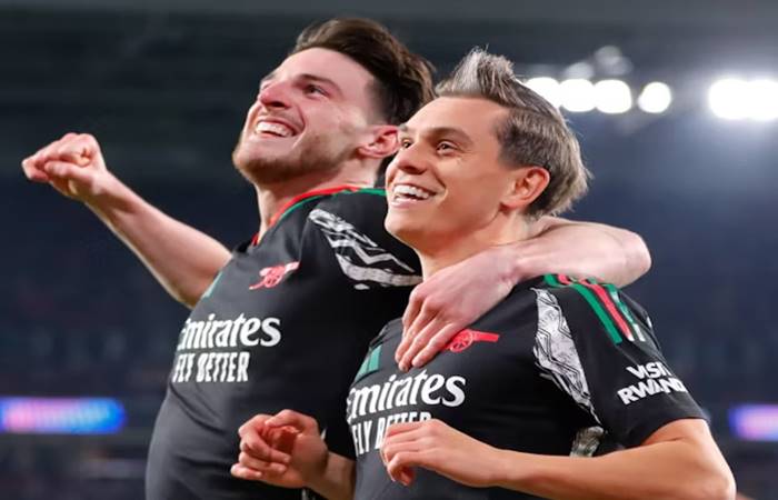 Leandro Trossard celebrates Arsenal goal  with Declan Ricewith 
