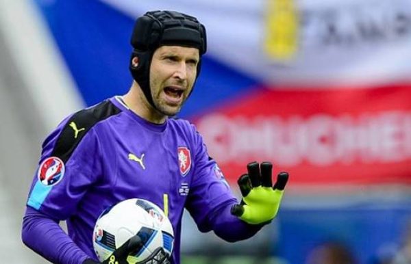Petr Čech calming his players down
